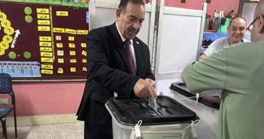 رئيس حزب شعب مصر يدلى بصوته بانتخابات الشيوخ ويؤكد: المشاركة واجب وطنى أصيل رئيس حزب شعب مصر يدلي بصوته في انتخابات الشيوخ
