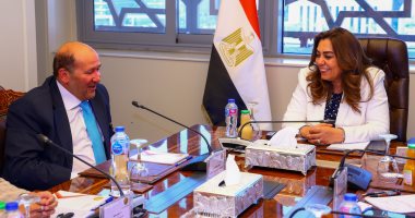 وزيرة التنمية المحلية تبحث تفعيل مشاركة المحافظات بجائزة مصر للتميز الحكومى جانب من اللقاء