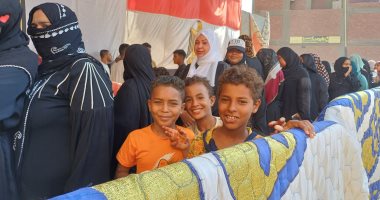 المرأة فى مقدمة الطوابير بثانى أيام انتخابات مجلس الشيوخ بأسوان.. فيديو المرأة فى مقدمة الطوابير