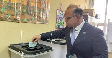 رئيس هيئة الرقابة المالية يدلى بصوته فى انتخابات مجلس الشيوخ 2025