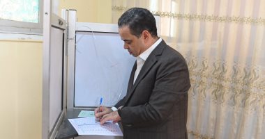 عصام هلال يُدلى بصوته فى انتخابات الشيوخ بمسقط رأسه بالحوامدية