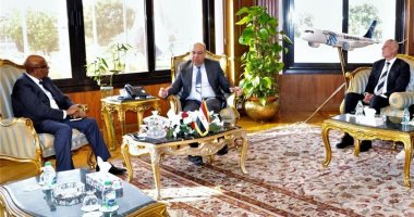 وزير الطيران المدنى يبحث مع وفد شركة بوينج العالمية آفاق جديدة من التعاون