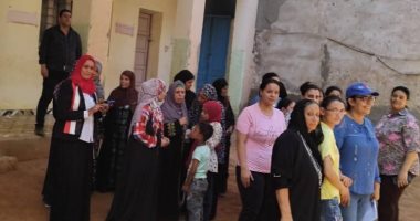 توافد السيدات على اللجان الانتخابية بقرى مركز سوهاج للإدلاء بأصواتهم