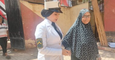 الشرطة النسائية تساعد السيدات من كبار السن للإدلاء بأصواتهن فى لجان الهرم