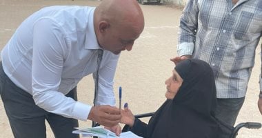 رئيس لجنة بالفيوم يتوجه لـ «قعيدة» خارج اللجنة 