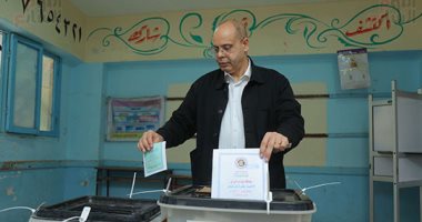 الكاتب الصحفى أكرم القصاص يدلى بصوته فى انتخابات مجلس الشيوخ  