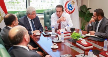 وزير الصحة يناقش مع وزير التعليم العالى تعزيز التعاون بالبحث العلمى لعلاج الأورام السرطانية جانب من الاجتماع