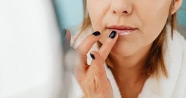نيوز برو : 
                                            أسرار وحيل بسيطة لترطيب الشفاه فى الصيف.. من زيت جوز الهند للزيتون
                                        