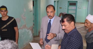 محافظ سوهاج يحيل رئيس قرية الحواويش ومدير الشئون الإدارية للتحقيق جانب من الجولة