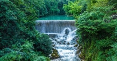 سحر الطبيعة الخلابة فى الصين.. جمال شلالات قويتشو الخضراء شلالات قويتشو الخضراء
