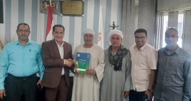تسليم 8 عقود تقنين أراضى أملاك الدولة للمواطنين بمركز البلينا بسوهاج تسليم عقود التقنين
