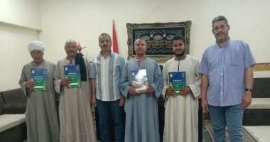 تسليم 5  عقود تقنين أراض أملاك الدولة لمواطنين بدار السلام فى سوهاج