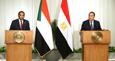 رئيس الوزراء فى مؤتمر صحفى مع نظيره السودانى: نأمل فى استعادة البلد الشقيق أمنه واستقراره وخروجه من محنته.. مصر والسودان كالجسد الواحد.. ومهتمون بالمشاركة فى جهود إعادة الإعمار وزيادة الاستثمارات بالسودان الدكتور مصطفى مدبولي، رئيس مجلس الوزراء