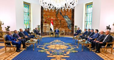 خلال استقباله رئيس وزراء السودان.. الرئيس السيسى يؤكد موقف مصر الداعم لوحدة السودان وسيادته وسلامة أراضيه وكافة الجهود الرامية لتحقيق استقراره.. متحدث الرئاسة: اللقاء شهد سبل التعاون فى مجال إعادة الإعمار الرئيس عبد الفتاح السيسي خلال لقاء رئيس وزراء السودان
