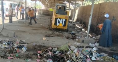 رفع 30 طن قمامة ومخلفات من شوارع حى غرب سوهاج جانب من رفع المخلفات