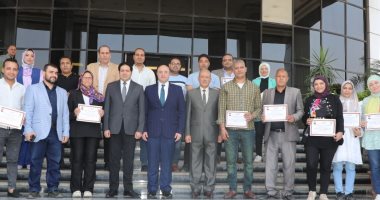 محافظ بنى سويف يكرم قيادات وعاملين متميزين من الديوان العام والوحدات المحلية