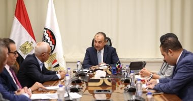 وزير قطاع الاعمال خلال الجتماع 
