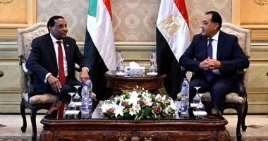 رئيس الوزراء يستقبل نظيره السودانى بمطار القاهرة الدولى
