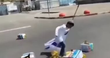 أطفال إسرائيليون يخربون المساعدات المتوجهة إلى غزة