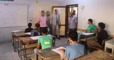 وكيل وزارة التعليم بالجيزة يتفقد لجان امتحانات الدور الثاني