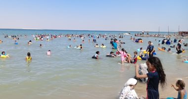 إقبال كبير على شاطئ الزهور بفايد فى الإسماعيلية وسط أجواء صيفية مبهجة.. فيديو