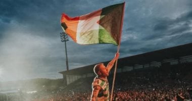ماكليمور يحمل علم فلسطين