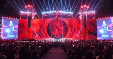 تامر عاشور يبدأ حفل مهرجان العلمين الجديدة بأغنية ده حكاية.. صور 