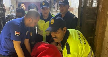 الحماية المدنية تساعد مسنة 170 كيلو لا تستطيع النزول لنقلها للمستشفى بحدائق القبة