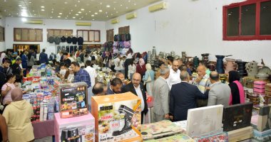 نقيب البترول يفتتح معرض المستلزمات المدرسية لأبناء العاملين بالسويس بأسعار مخفضة