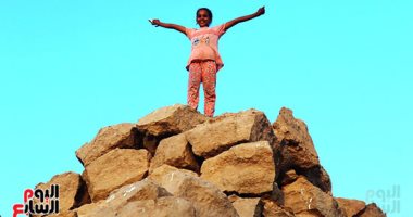 هرم الكوله بأسوان لغز أثرى صامت فى قلب الصحراء.. أحد أقدم النماذج المعمارية للأهرامات في جنوب مصر.. زواياه الأربع تتجه بدقة نادرة نحو الاتجاهات الجغرافية الأساسية.. تم توثيقه لأول مرة عام 1837.. صور الأطفال يلعبون فوق الهرم