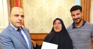 محافظ كفر الشيخ يسلم عقد تقنين لسيدة
