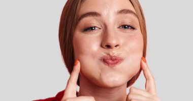 وصفات طبيعية لنفخ الخدود بخطوات بسيطة.. مش هتحتاجى لفيلر