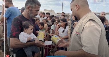 اللجنة المصرية توزع حليب الأطفال فى قطاع غزة.. صور