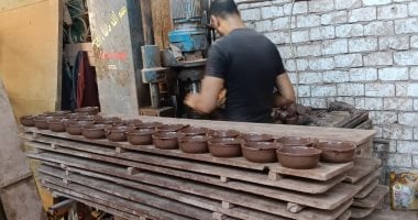 هنا قرية الفرستق إمبراطورية صناعة الأواني الفخارية بأيادي مصرية.. خلية نحل تعمل بحرفية كبيرة داخل عشرات الورش لإنتاج أشكال متنوعة من الأواني.. ومنتجات المصانع تغزو الأسواق المحلية والعربية.. صور صناعة الأواني الفخارية بأيادي مصرية