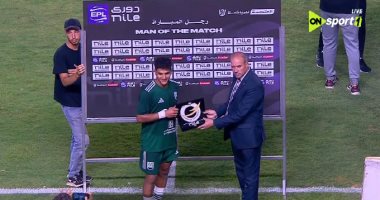 أحمد طارق لاعب زد يتسلم الجائزة من عاطف الأيوبى مراقب المباراة