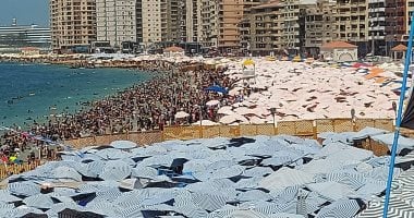 إقبال وزحام كبير على شواطئ الإسكندرية 