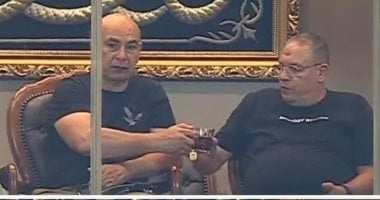"شاي" العميد و5 أهداف و3 بطاقات حمراء مشاهد تخطف الأنظار فى الجولة الأولى للدوري.. الزمالك يفوز على سيراميكا فى بداية مثالية لفيريرا.. المصري يتخطى الاتحاد بثلاثية.. وبيراميدز يسقط فى فخ التعادل أمام دجلة حسام حسن وطارق سليمان يتشاركان كوباً من الشاي في مباراة الزمالك وسيراميكا