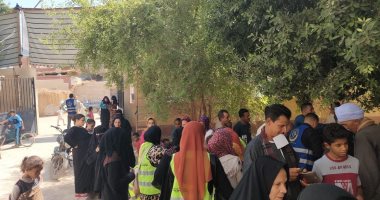 قافلة طبية مجانية للأسر الأولى بالرعاية بقرية الجبيرات فى سوهاج.. فيديو وصور