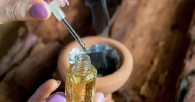 كيف ترفع طاقتك وحالتك النفسية بالزيوت العطرية والأحجار الكريمة؟.. جدد مودك