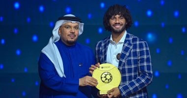 محمد النني يحمل جائزة أفضل لاعب في الدوري الإماراتي