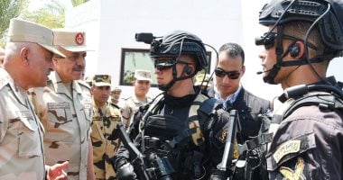 الفريق أول عبد المجيد صقر يلتقى بعدد من مقاتلى القوات الخاصة من المظلات والصاعقة