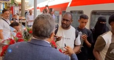 مصرى يوزع الورود على السودانيين