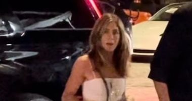 جينيفر أنيستون تظهر برفقة حبيبها الجديد خلال سهرة رومانسية رغم إصابته.. صور جينيفر أنيستون