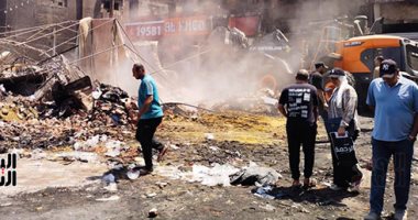 شاهد أعمال رفع آثار حريق محال وباكيات بجوار سور مترو شبرا الخيمة.. فيديو وصور