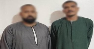 الداخلية تكشف تفاصيل فيديو تتبع شخص بسيارة خلال سيره على الطريق فى الأقصر المتهمان بعد القبض عليهما