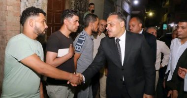 محافظ الشرقية يعزى أسرة عامل النظافة المتوفى أثناء عمله ويهديهم إعانة مالية