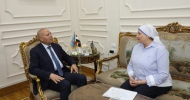 محافظ القاهرة يكرم مدير مديرية التربية والتعليم 