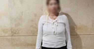 ضبط تيك توكر ترسم على أجساد السيدات