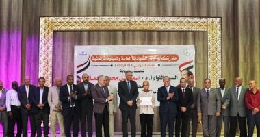 محافظ أسوان يكرم 51 طالباً من أوائل الشهادات لتفوقهم العلمى جانب من التكريم