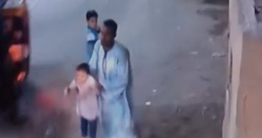 القبض على عاطل لاتهامه بالتعدي على طفلة ومحاولة سرقتها فى أسيوط واقعة التعدي على طفلة بالضرب ومحاولة سرقتها